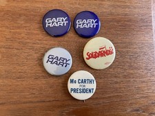 Prendedores políticos vintage 3X Gary Hart 1 Mc Carthy. + 1 Solidaridad Polaca