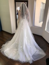 New Unaltered Lace Wedding Dress with Train  Veil -Size 4   White   Never Worn