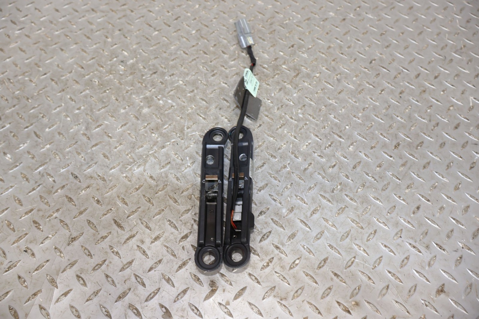 Aston Martin V8 Vantage 2009 Left, right Convertible top latches Pair P/N 4G43765011AC