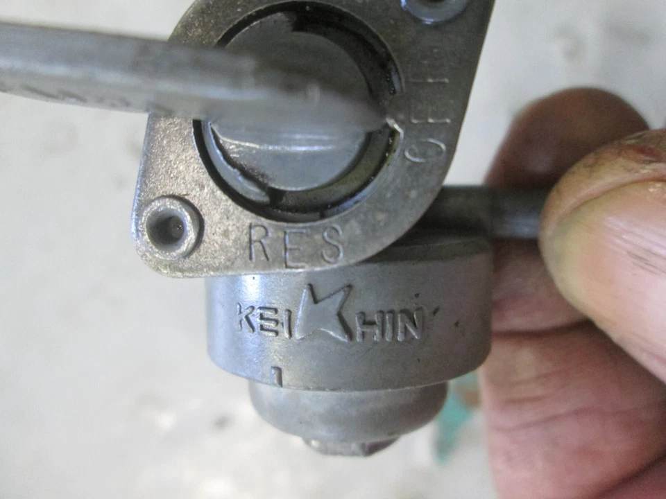 Honda XR80 / XR100 / XL80S / XL100S / XL200 16950-195-702 PETCOCK INTERIOR DECENTE Foto 3 de 4