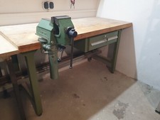 Werkbank mit Schraubstock
