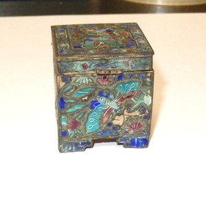 OLD SILVER GILT CLOISONNE REPOUSSE ENAMEL CHINESE BUTTERFLY STAMP JAR BOX