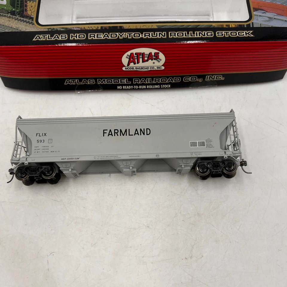 Atlas 1460-1 HO Farmland (FLIX) 3-Bay Centerflow Hopper #593 LN/Box - Image 3 of 4