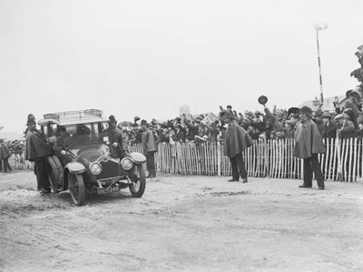 Flight Lieutenant Sidney Norman Webster arrives back at Croydon af- Old Photo