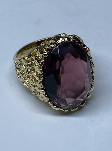 Gelbgoldfarbener Ring mit Größe 18 mm x 13 mm lila Glasstein, Größe 6-3/4 - Bild 1 von 8