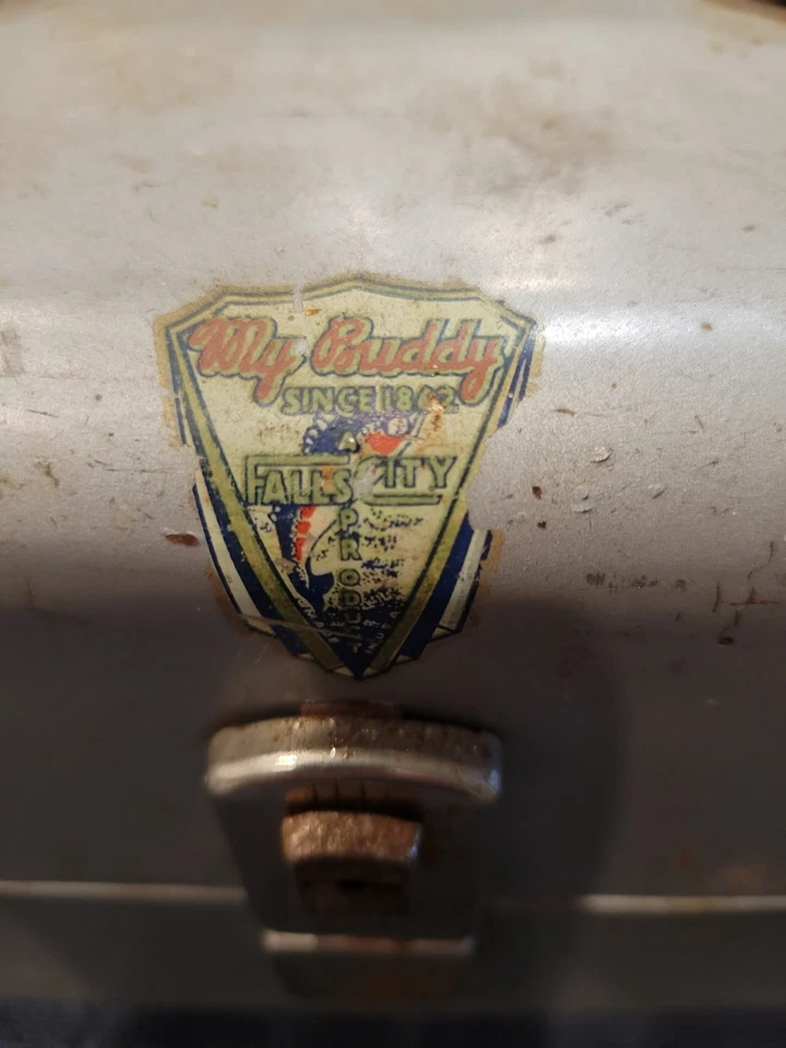 Caja de aparejos de acero My Buddy de colección con aparejos de colección y un par de señuelos Foto 2 de 4