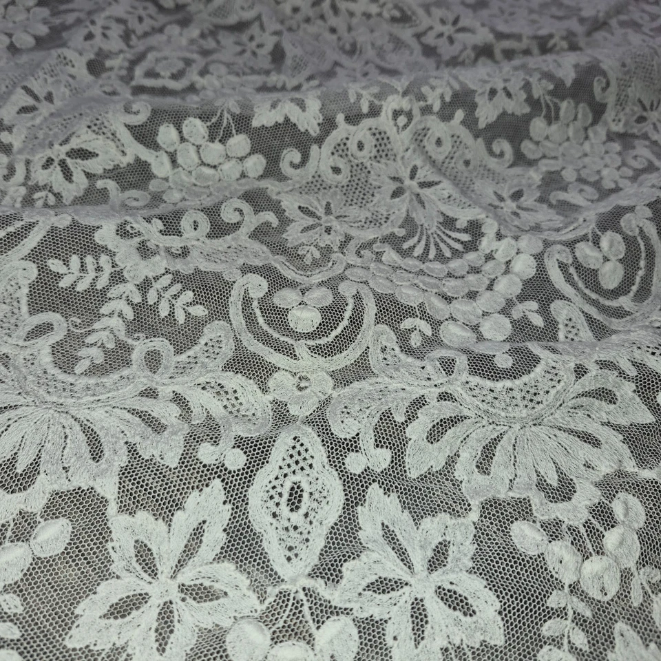 Mantel redondo de encaje blanco 44 pulgadas por 44 pulgadas Foto 3 de 4