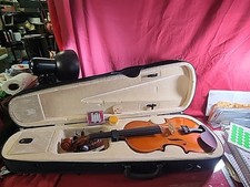 4/4 Full-Size Violin    Case extras
