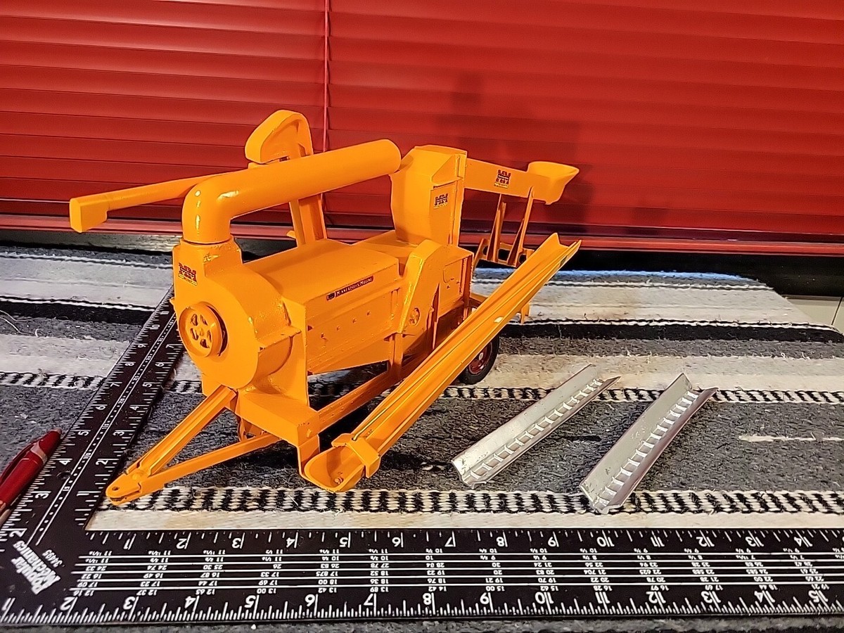 Minneapolis Moline Corn Sheller 1/16 Diecast Implement By