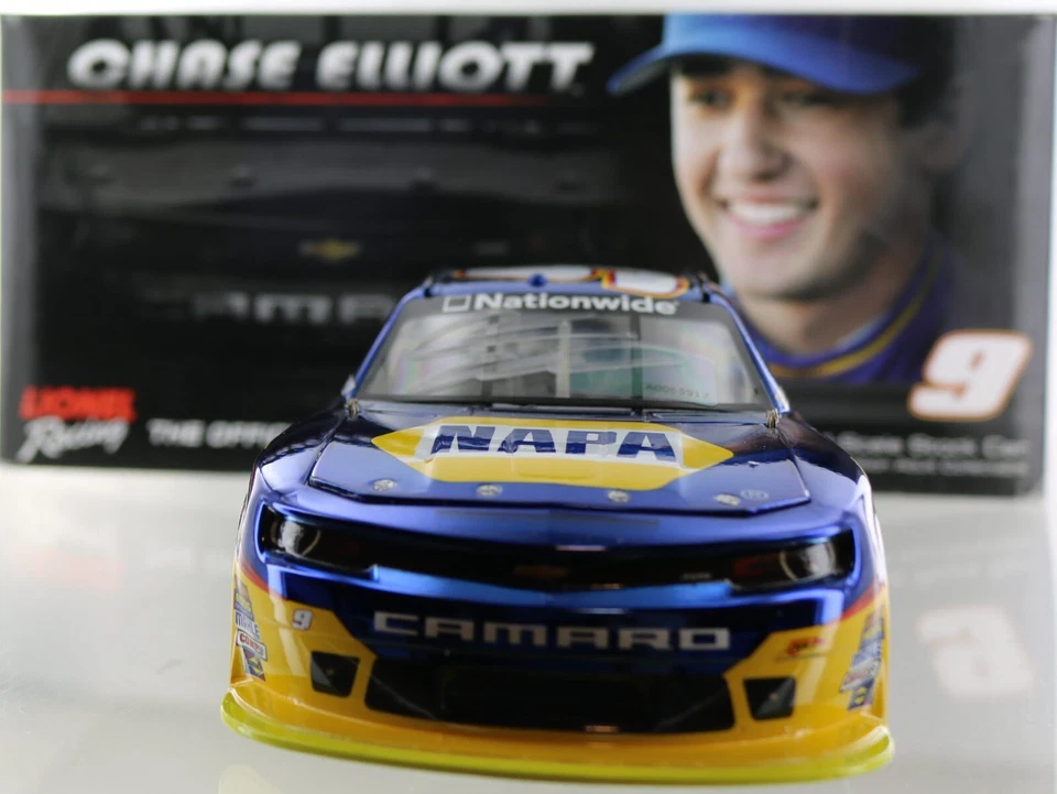 Camaro Chase Elliott 2014 NAPA. Este es un coche de novato escala 1-24. Autografiado. Foto 2 de 4