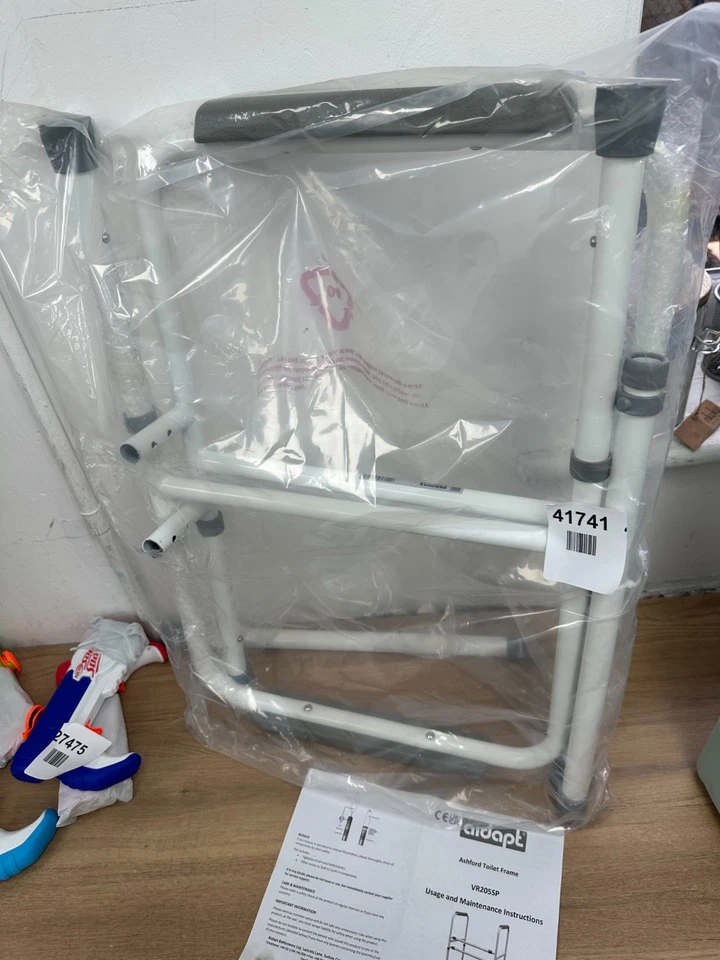 Aidapt Free Standing Support Toilet Safety Frame with Adjustment for Height - Image 2 of 4
