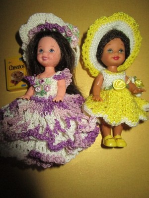 B2170) ZWEI RARE ORIGINALE BARBIE SHELLYS MATTEL IN FEINER HÄKEL-KLEIDUNG+SCHUHE