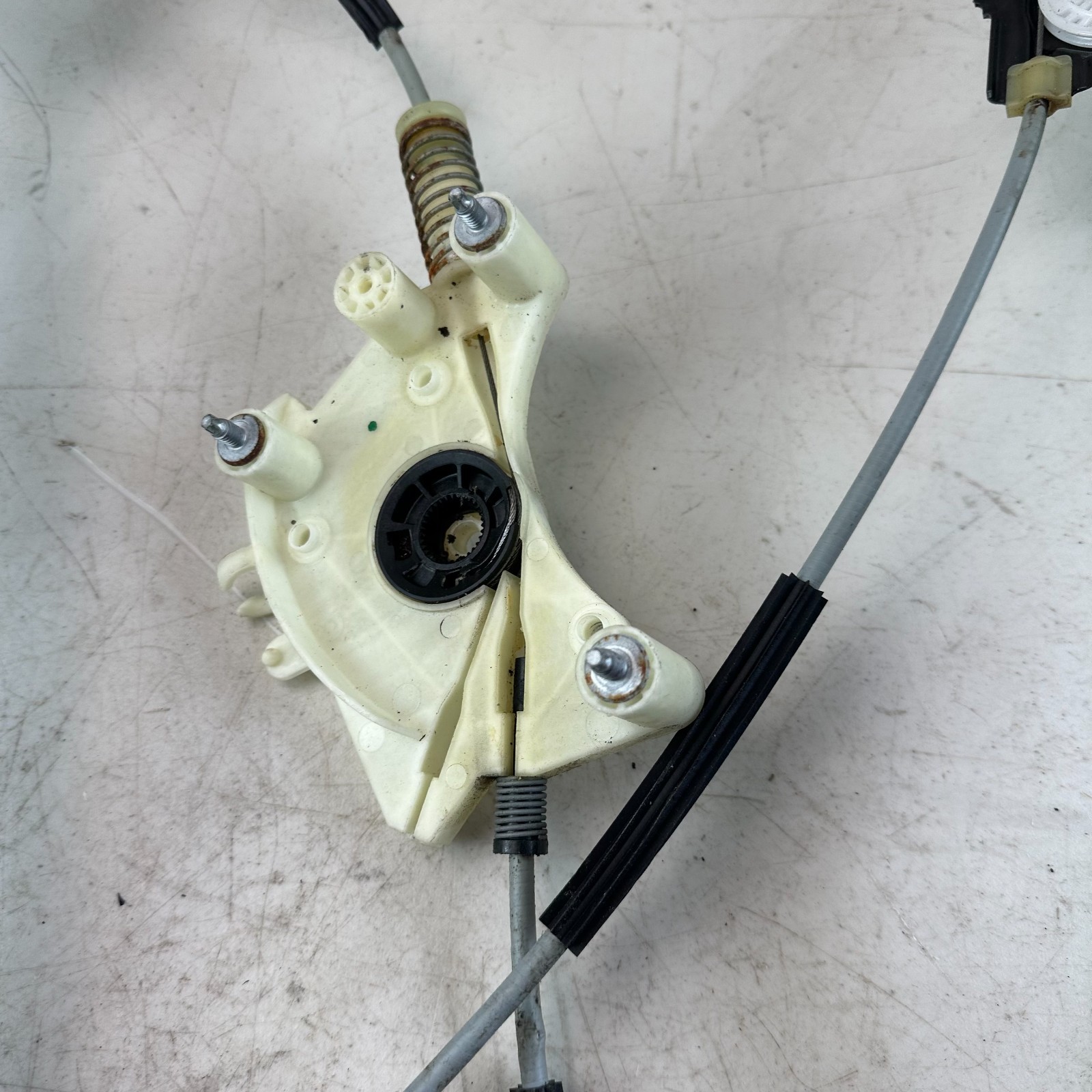 2017-2024 MASERATI LEVANTE REAR RIGHT PASSENGER DOOR WINDOW REGULATOR 670104205