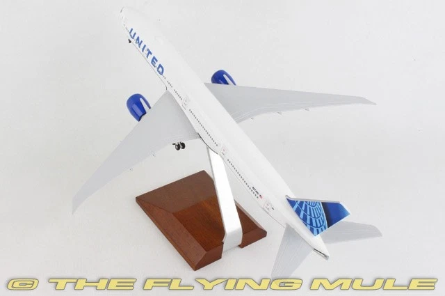 Skymarks 1:200 777-300 United Airlines с шасси и деревянной подставкой - Изображение 2 из 4