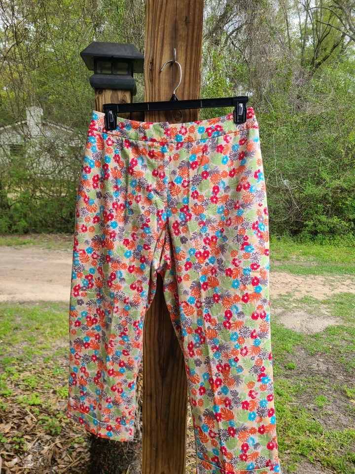 Pantalones STUDIO WORKS Talla 14 Multicolor Floral Puño Capri Mezcla Algodón En muy buena condición