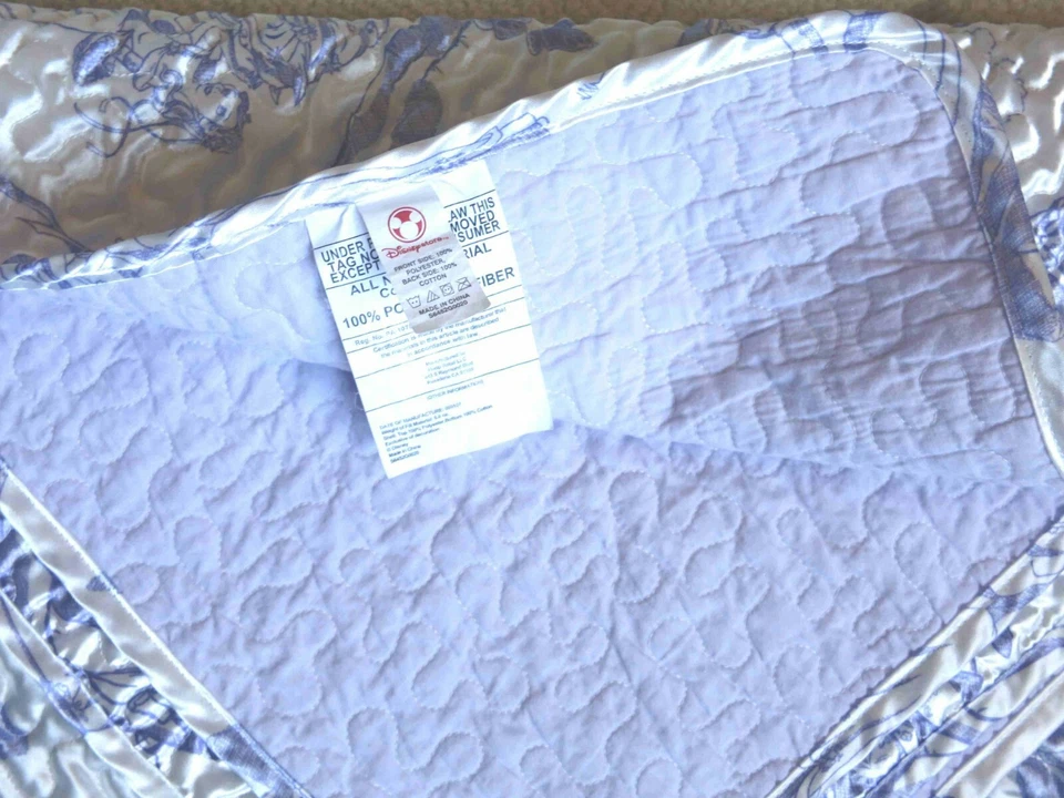 Manta acolchada satinada princesa lavanda púrpura satinada de Disney Store usada en excelente estado Foto 4 de 4