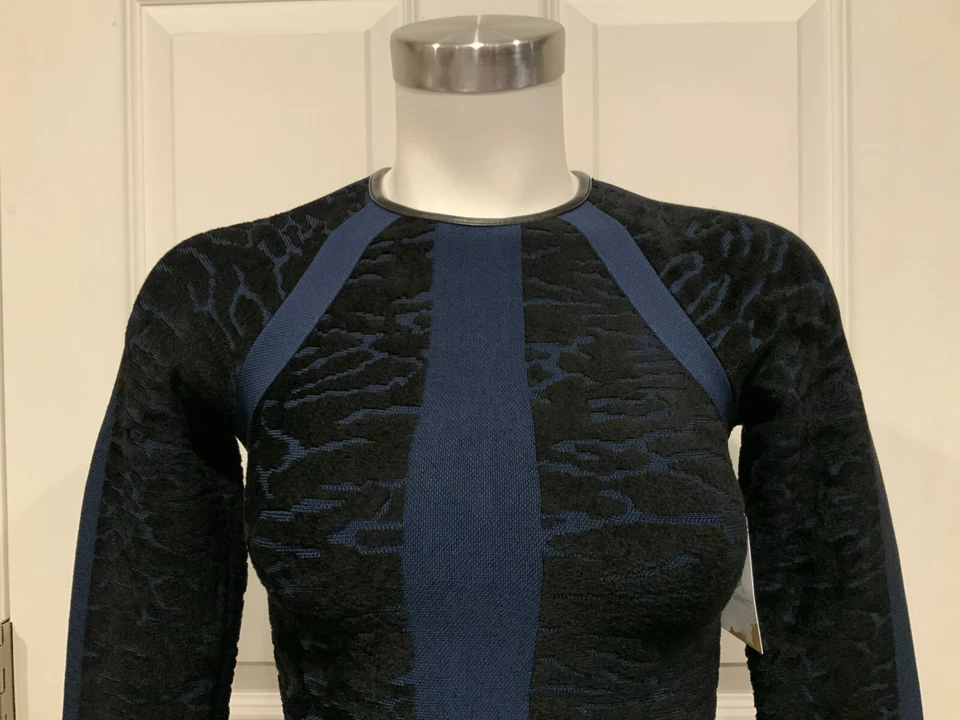 Vestido ajustado y acampanado ISSA azul oscuro de terciopelo con textura estampado, talla pequeña Foto 2 de 4