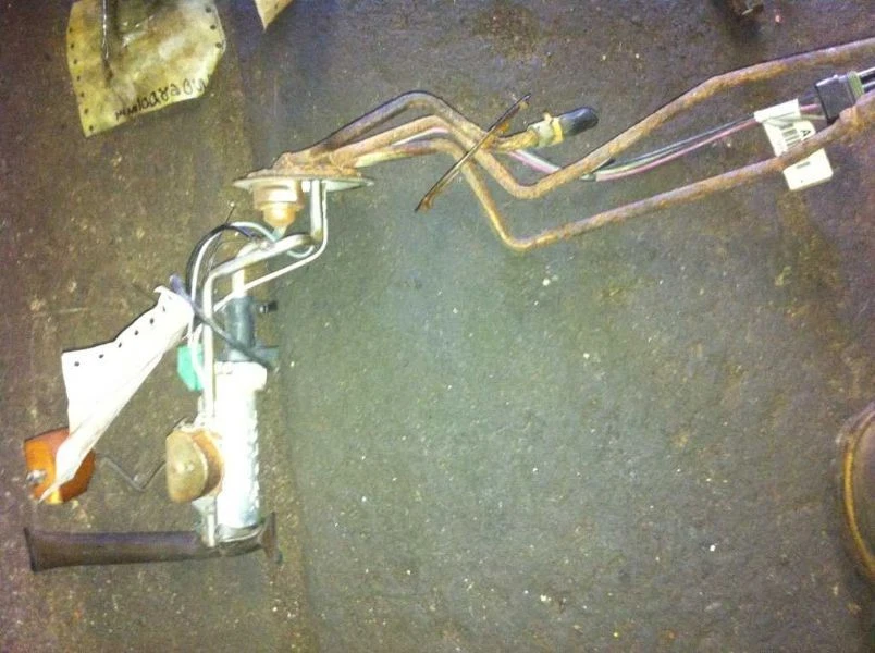 Bomba de combustible Pontiac 6000 86, solo bomba Foto 2 de 4