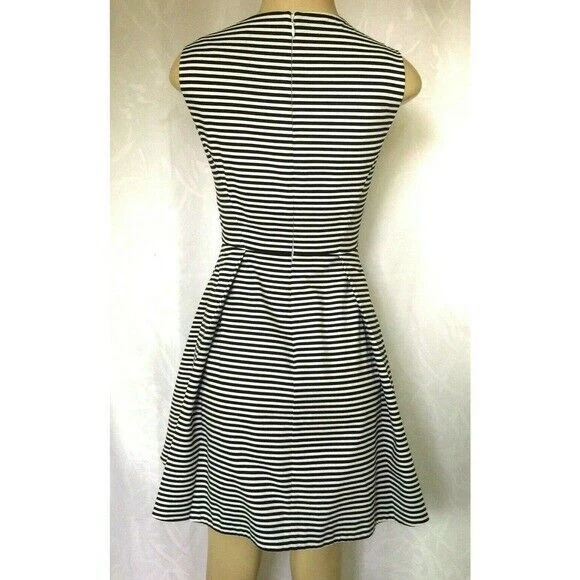 Abito Kate Spade a righe bianco nero aderente e svasato senza maniche mini girocollo XS 2