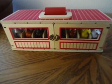 MELISSA AND DOUG TAKE-ALONG SHOW HORSE STABLE WITH 8 HORSES ITEM 3744