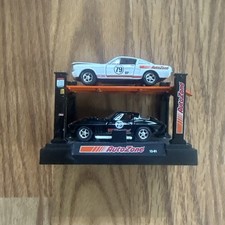 M2 Machines Auto-lift 2 Pack Auto Zone 1965 Shelby Mustang66 Corvette 427