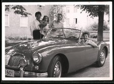 Fotografie Auto MG Rodster Cabrio, Dame sitzt im Sportwagen 
