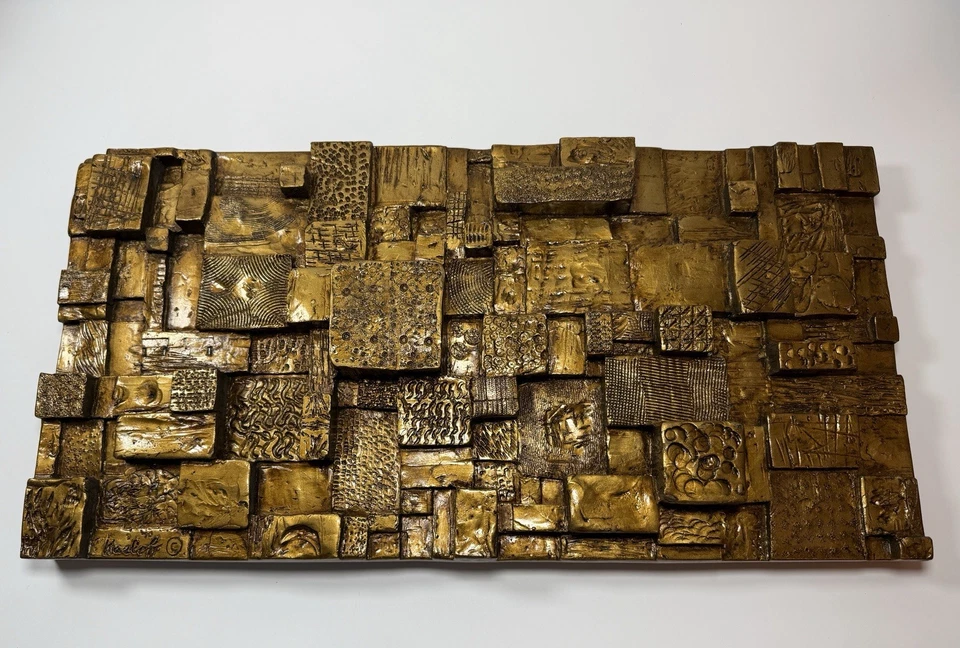 Arte arquitectónico firmado © 1970 brutalista fundido en relieve de pared escultura oro bronce Foto 4 de 4