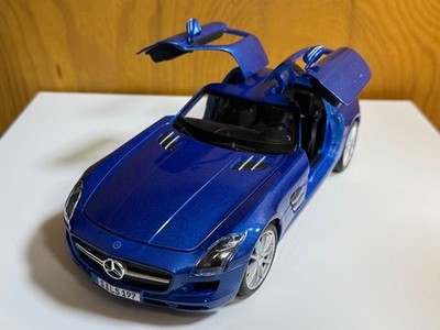Benz SLS AMG 1 18 with Box Maisto