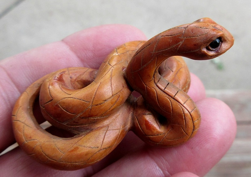 VINTAGE WOOD CARVED NETSUKE COILED UP SNAKE READY TO STRIKE