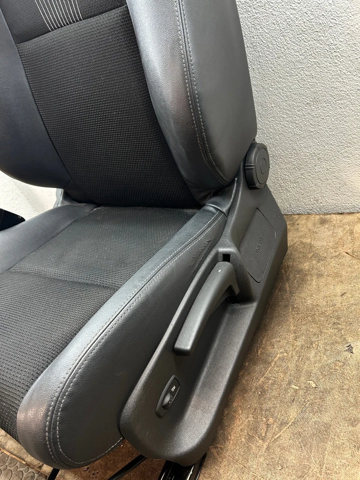 Renault Megane 3 Coupe 3 Türer Sitz vorn Links Fahrersitz Teilleder✅ - Bild 3 von 4