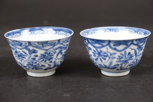 Pair antique chinese porcelain tea bowls cups Kangxi 1662-1722