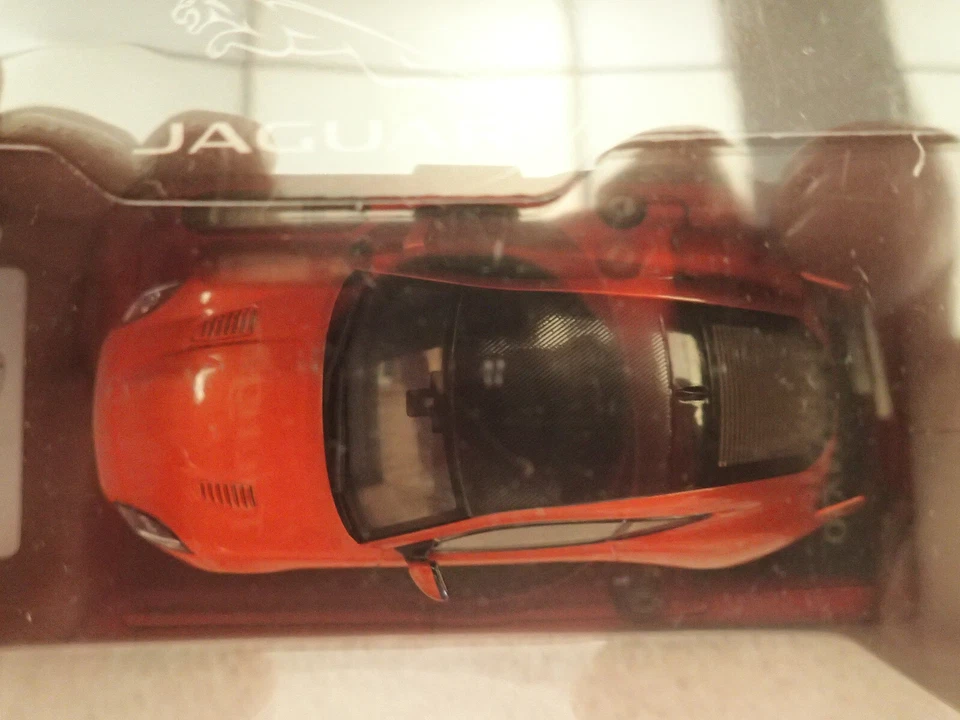 Concesionario Jaguar Modelo JDDC001ORY 1:43 Jaguar Tipo F SVR Cupé Fuegos y Intacto Foto 3 de 4