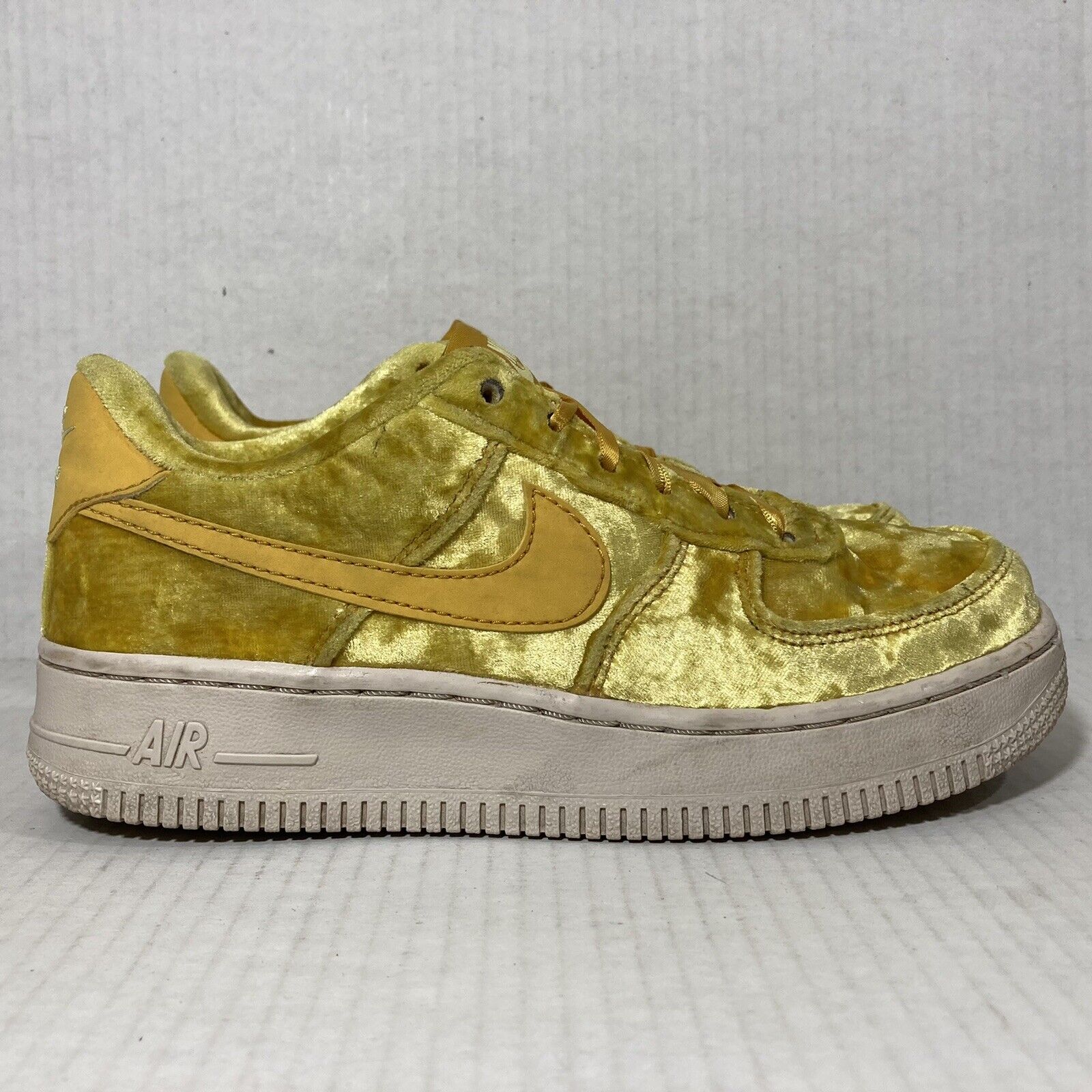 Vormen gesponsord Stuiteren Nike Air Force 1 LV8 Gold Velvet Classic Sneakers Shoes Sz 4Y Womens Sz 5.5  RARE | eBay
