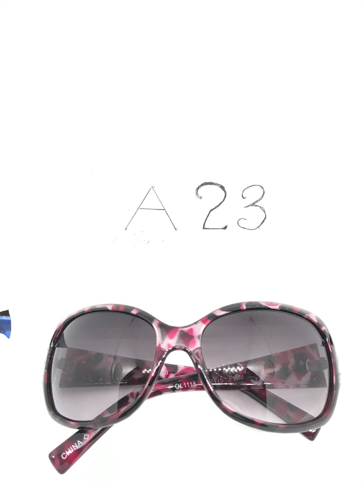 Stylish Sunglasses Model 8-87661-88877-8 OL1115 in Classic Design-image