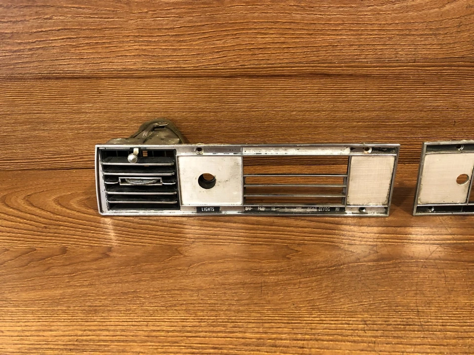 Ford Thunderbird 1968-1971 radio tablero ventilación aire rejilla tablero bisel OEM Foto 4 de 4