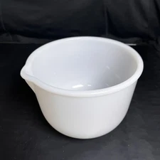Sunbeam Glasbake Milk Glass Mixing Bowl With Pour Spout 20CJ 1.5qt #4 Vtg