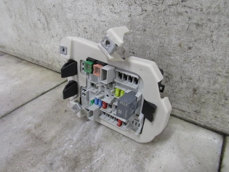 2013 CADILLAC ATS КАБИНЫ ПРЕДОХРАНИТЕЛЬ КОРОБКА 13676641 - Изображение 3 из 4