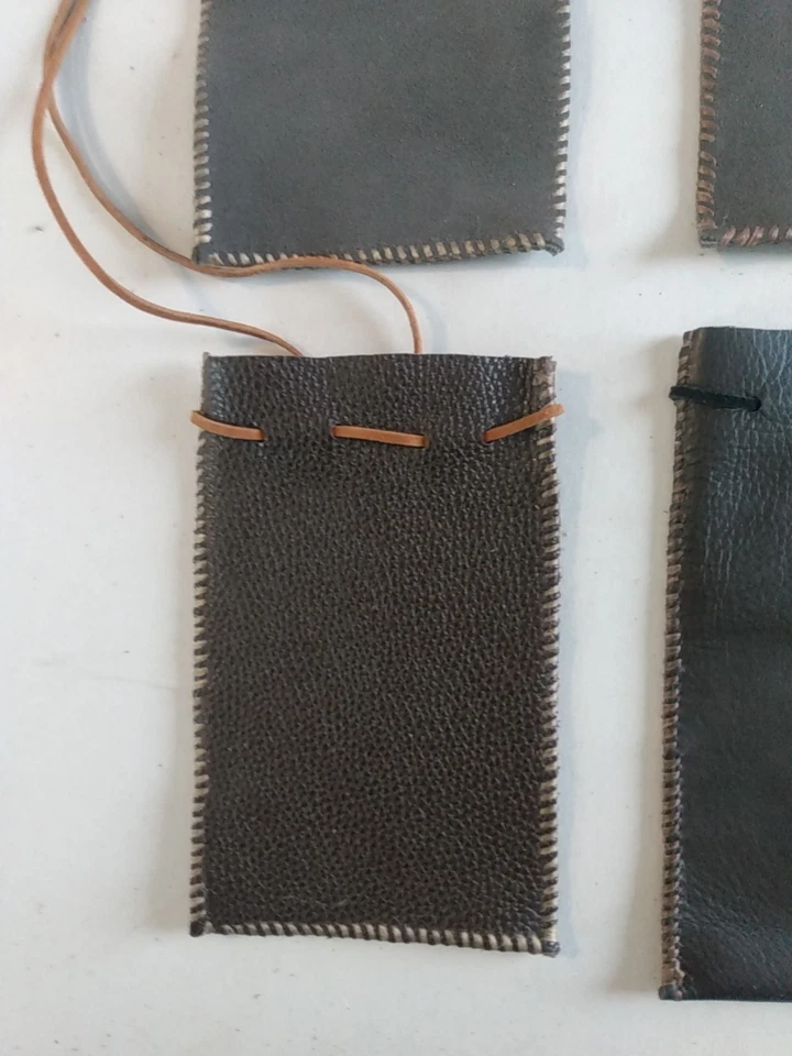 Bolsa de cuero con cordón hecha a mano, bolsa de raciones, recreación de caza en polvo negro Foto 2 de 4