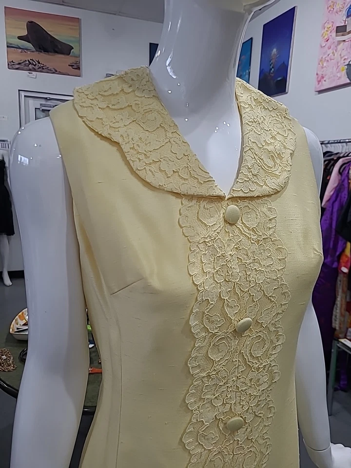 Vestido de gola de renda vintage feito à mão amarelo tafetá com detalhes de botão 💛  - Imagem 3 de 4