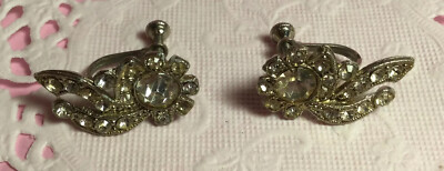 PRETTY VINTAGE PAIR OF CLEAR RHINESTONE SCREWBACK EARRINGS NICE DESIGN