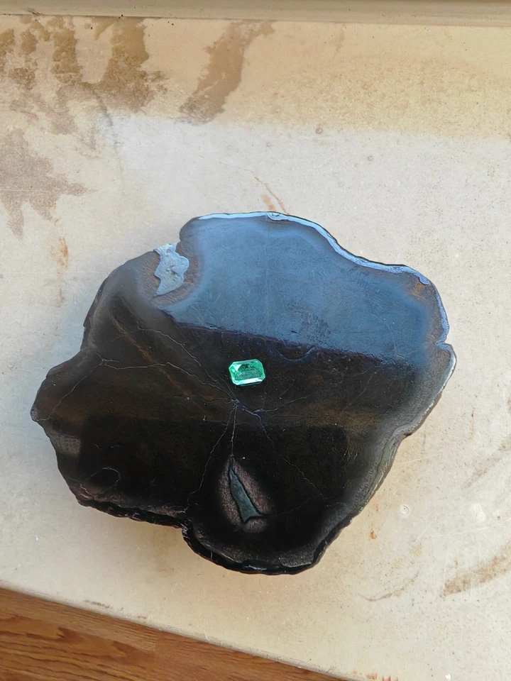 Piedra esmeralda Panjshir de 2,74 quilates | Piedra preciosa verde natural, sin certificación, eliminada Foto 3 de 4