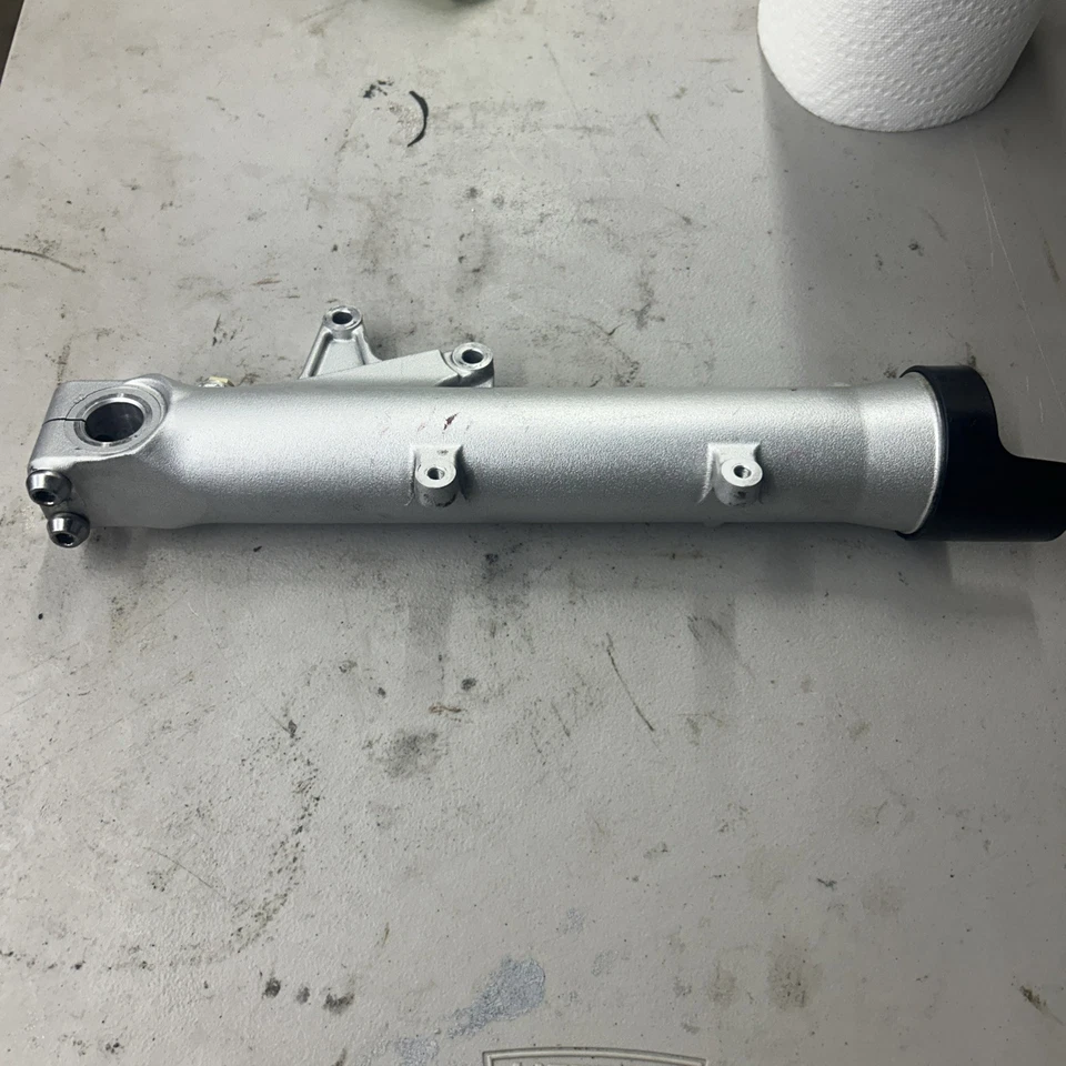 Правая нижняя ножка вилки для Honda Cbr 600rr 2003-2004 годов выпуска - Изображение 2 из 4