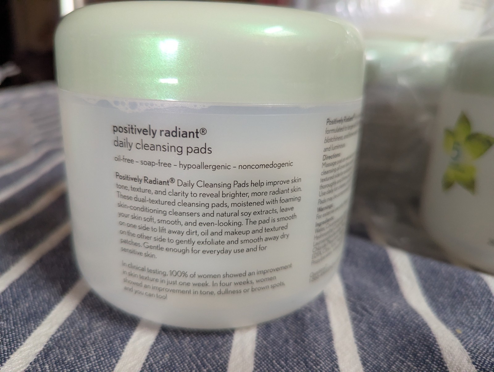 AVEENO Positively Radiant DAILY CLEANSING Self-Foaming Dual Texture Pads 28 ct