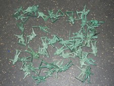 Lot of Vintage Green Army Men Plastic Soldiers 4