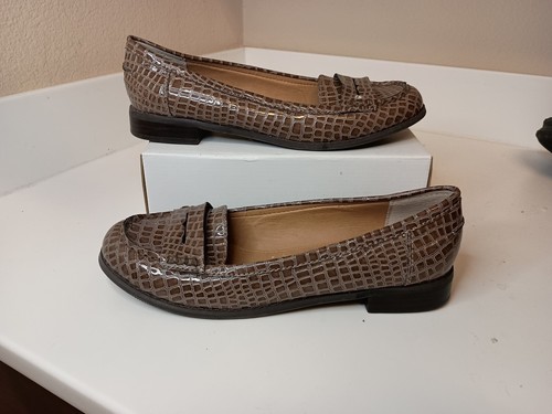 GH Bass & Co “Beatrice” Chocolate Loafer 10N Crocodile Print Memory Foam Slip On - Picture 3 of 10