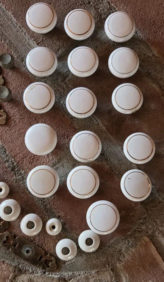 Лот из 16 винтажных белых фарфоровых круглых ручек для выдвижных ящиков комодов шкаф тянет керамику + - Изображение 2 из 4