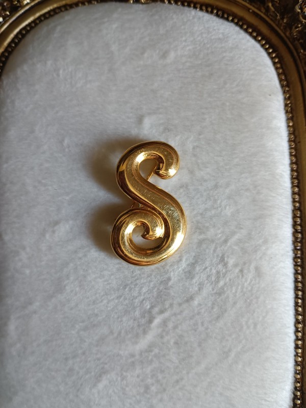 vintage Gold Tone Letter S Initial Brooch Pin Metal Monogram Alphabet 