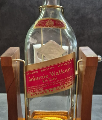 Johnnie Walker Red Label Blended Scotch Whisky Flasche im Holzständer/Display
