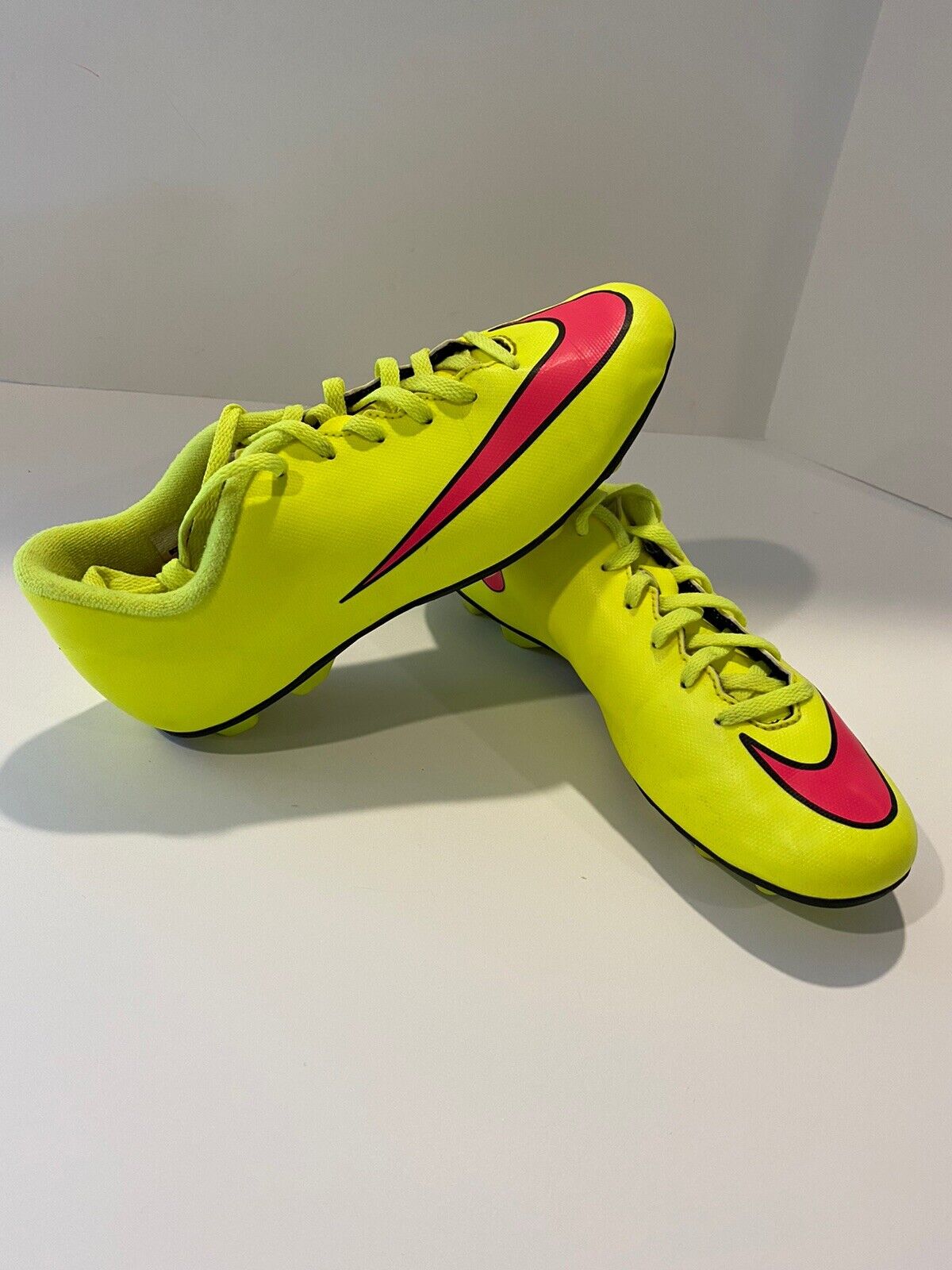 Apariencia cocaína escritura NIKE MERCURIAL SOCCER CLEATS 5.5YOUTH NEON YELLOW WITH PINK SWOOSH | eBay