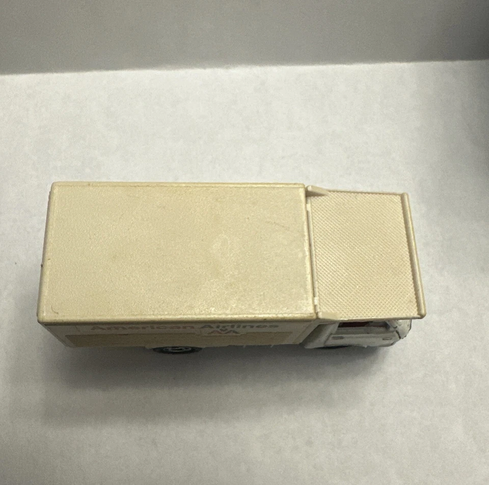 Camión elevador de tijera Isuzu Elf vintage Tomy Pocket Cars 35.36.37 American Airlines Foto 4 de 4